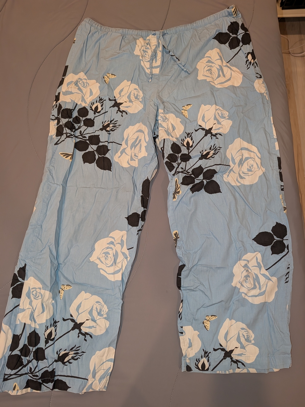 Old Navy Light Blue Floral Pajama Pants - White & Black Rose Print, size XL